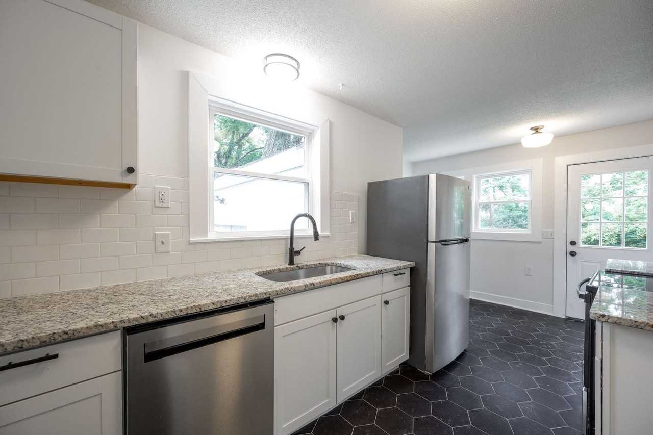 165 Hunt Ave - Photo 3 of 20