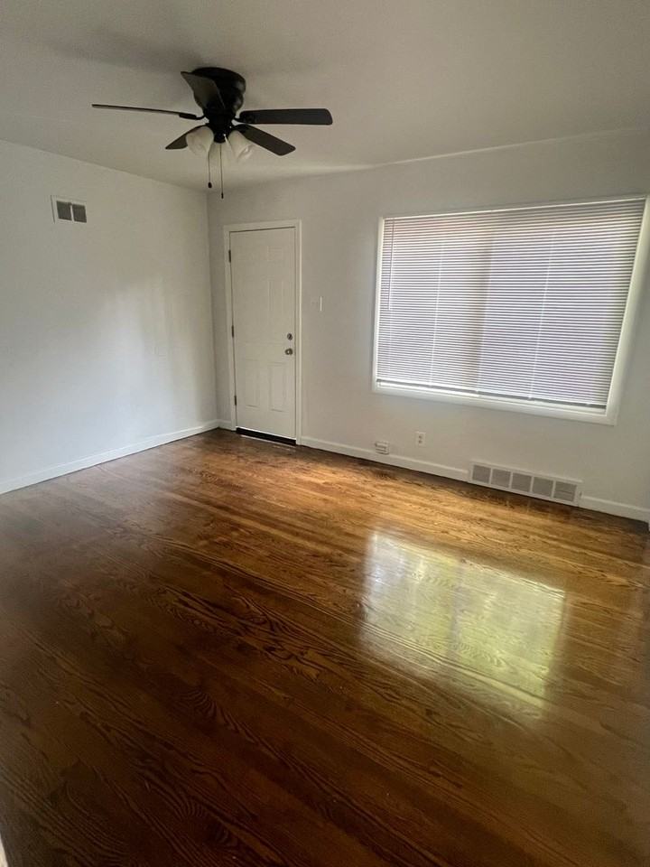 1248 Cove Ln - Photo 2 of 7