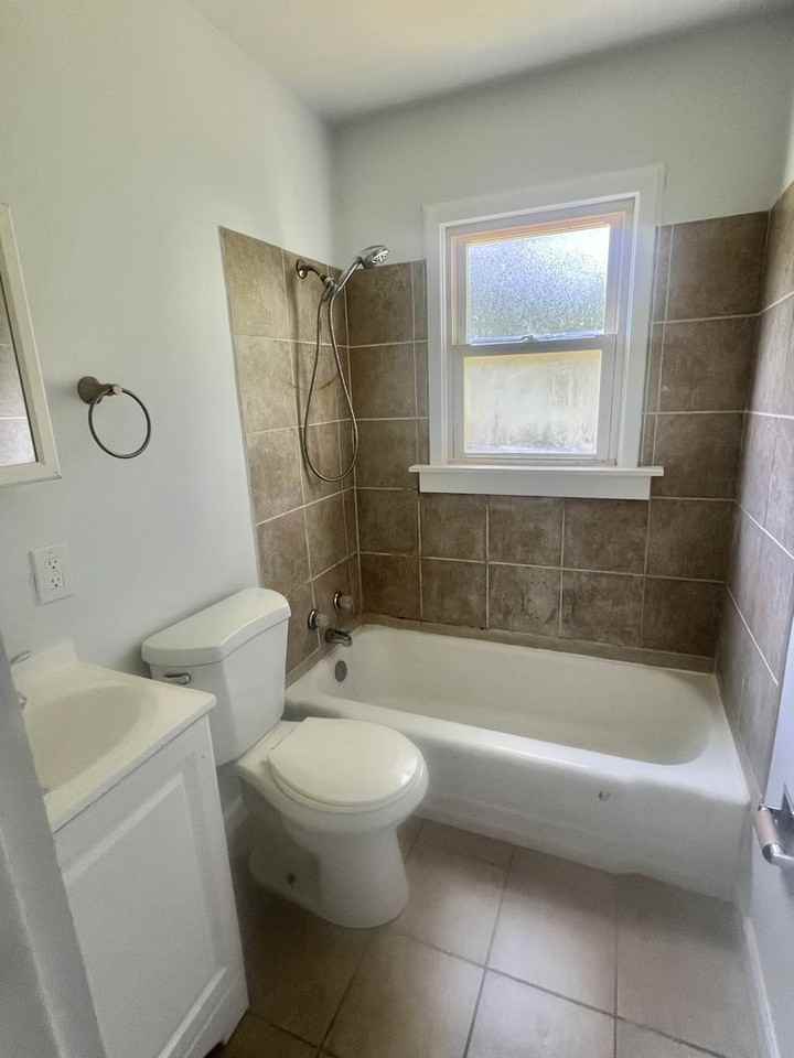 1248 Cove Ln - Photo 3 of 7