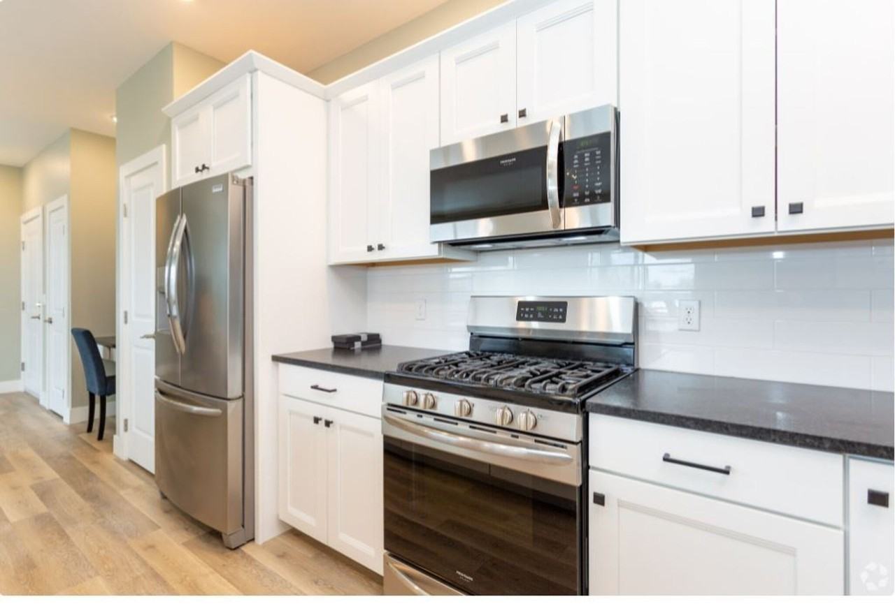 1510 Veterans Dr - Photo 7 of 20