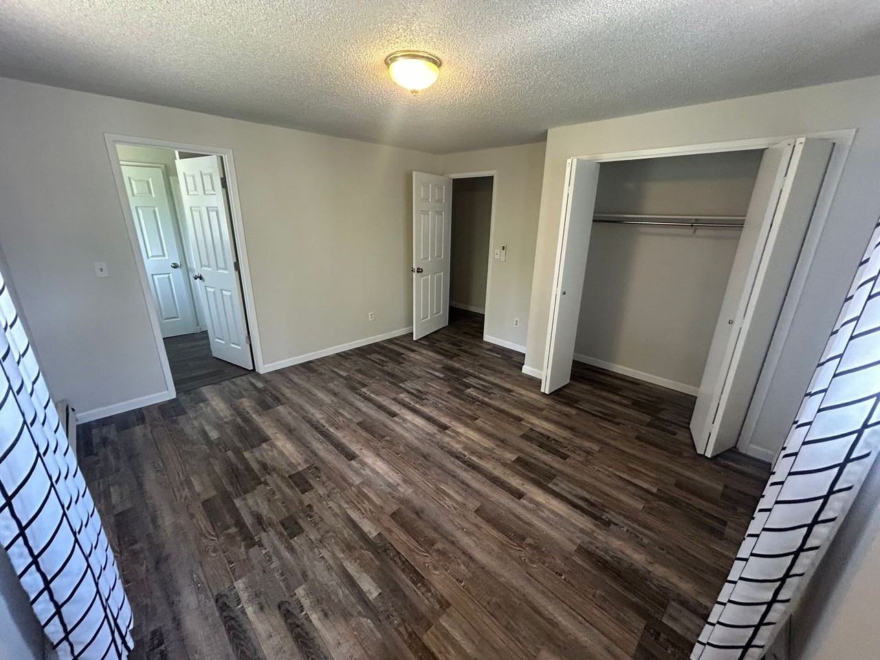 1320 Summers Ln - Photo 5 of 11