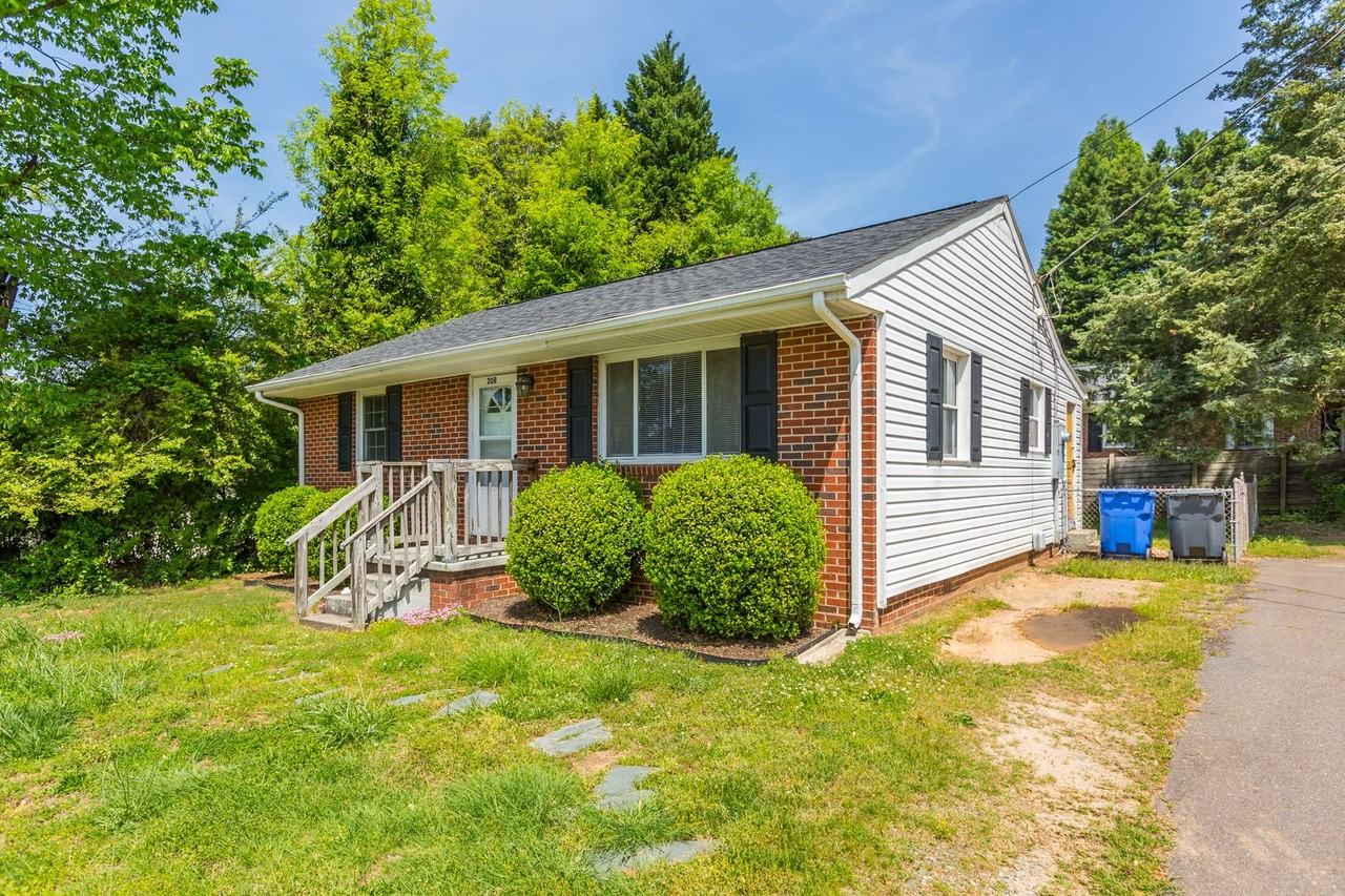 208 Oakhurst St - Photo 3 of 23