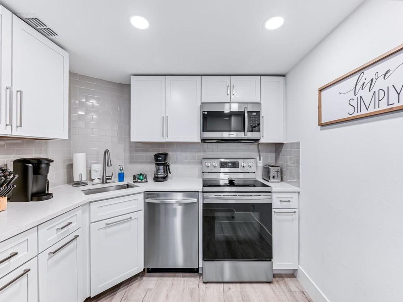 380 Seaview Ct - Photo 4 of 16