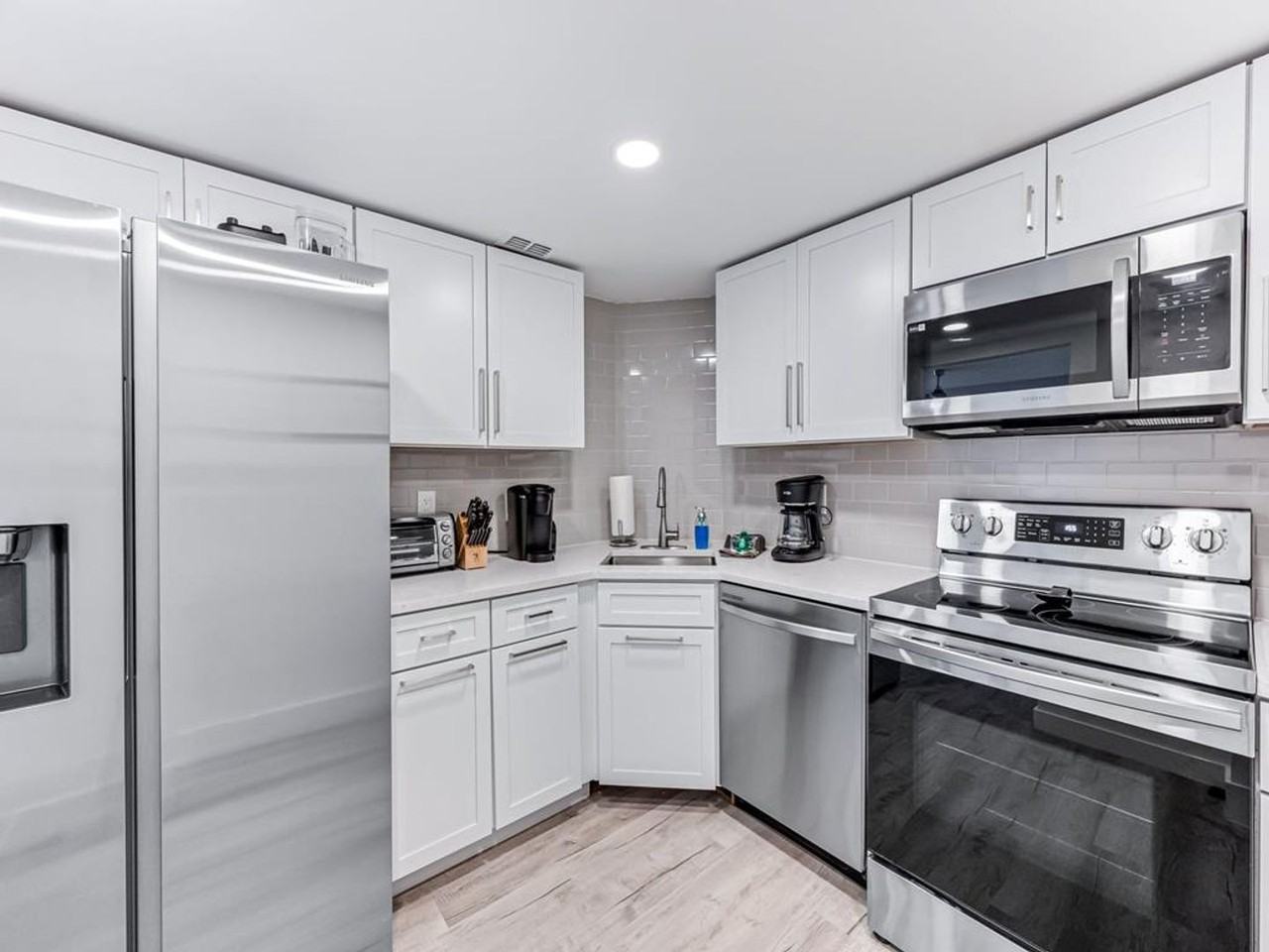 380 Seaview Ct - Photo 5 of 16