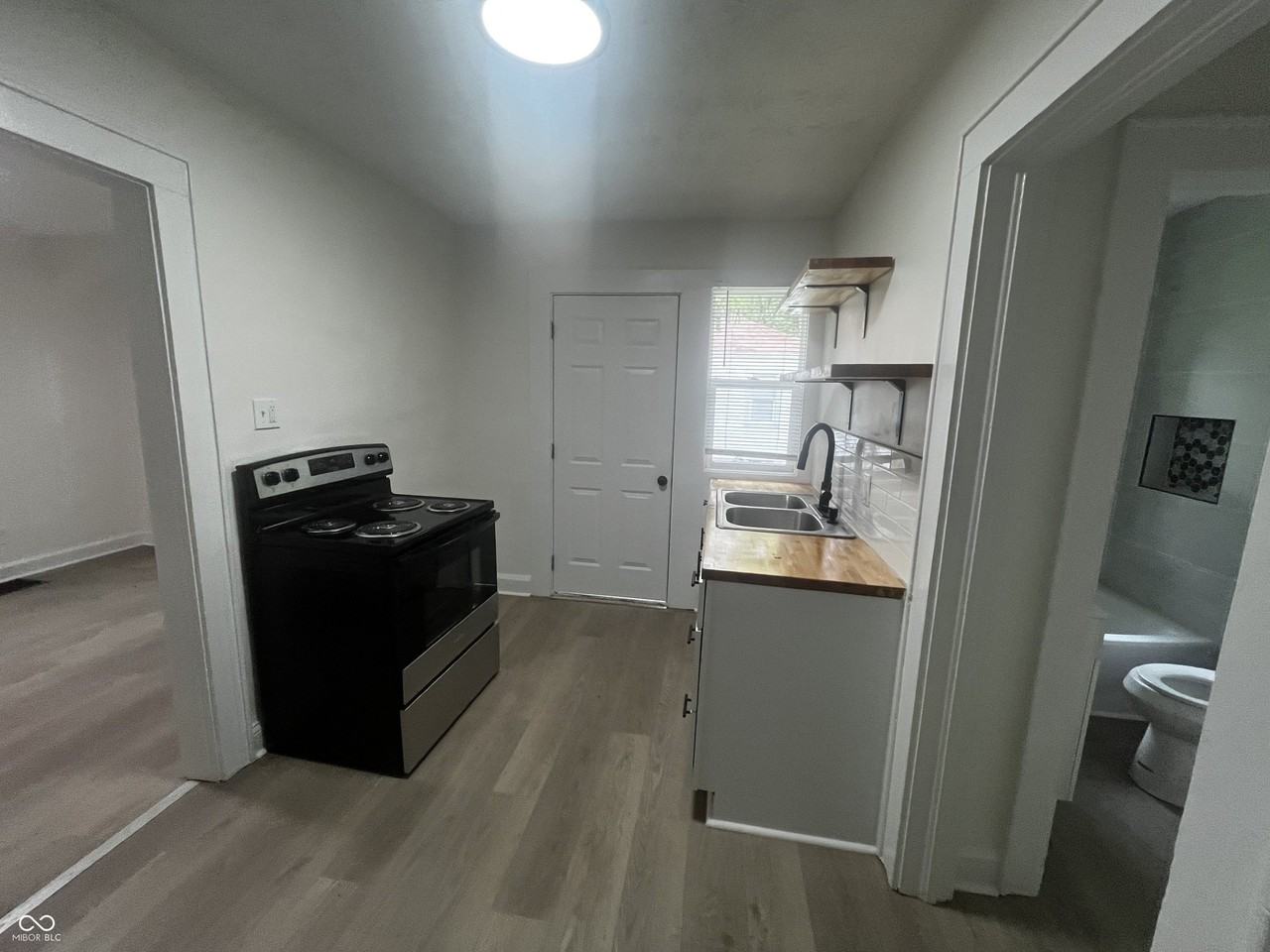 1504 N Gladstone Ave - Photo 5 of 19