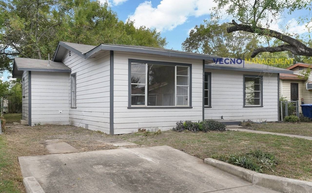 435 West Bedford Avenue - Photo 2 of 14