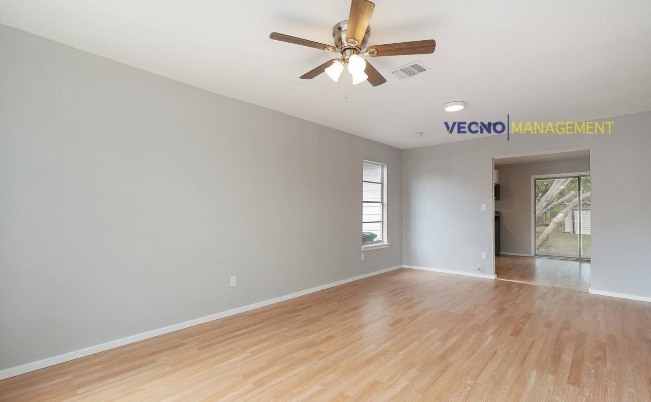 435 West Bedford Avenue - Photo 5 of 14