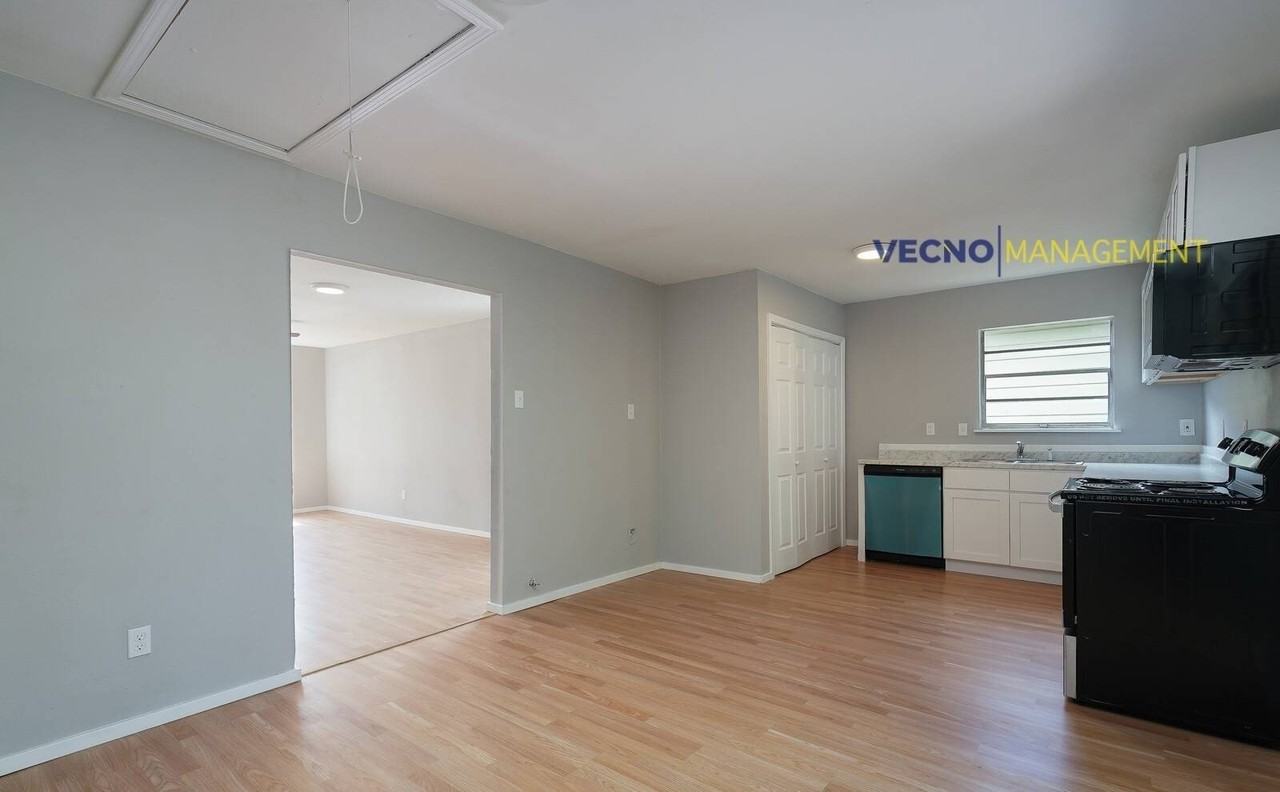 435 West Bedford Avenue - Photo 6 of 14