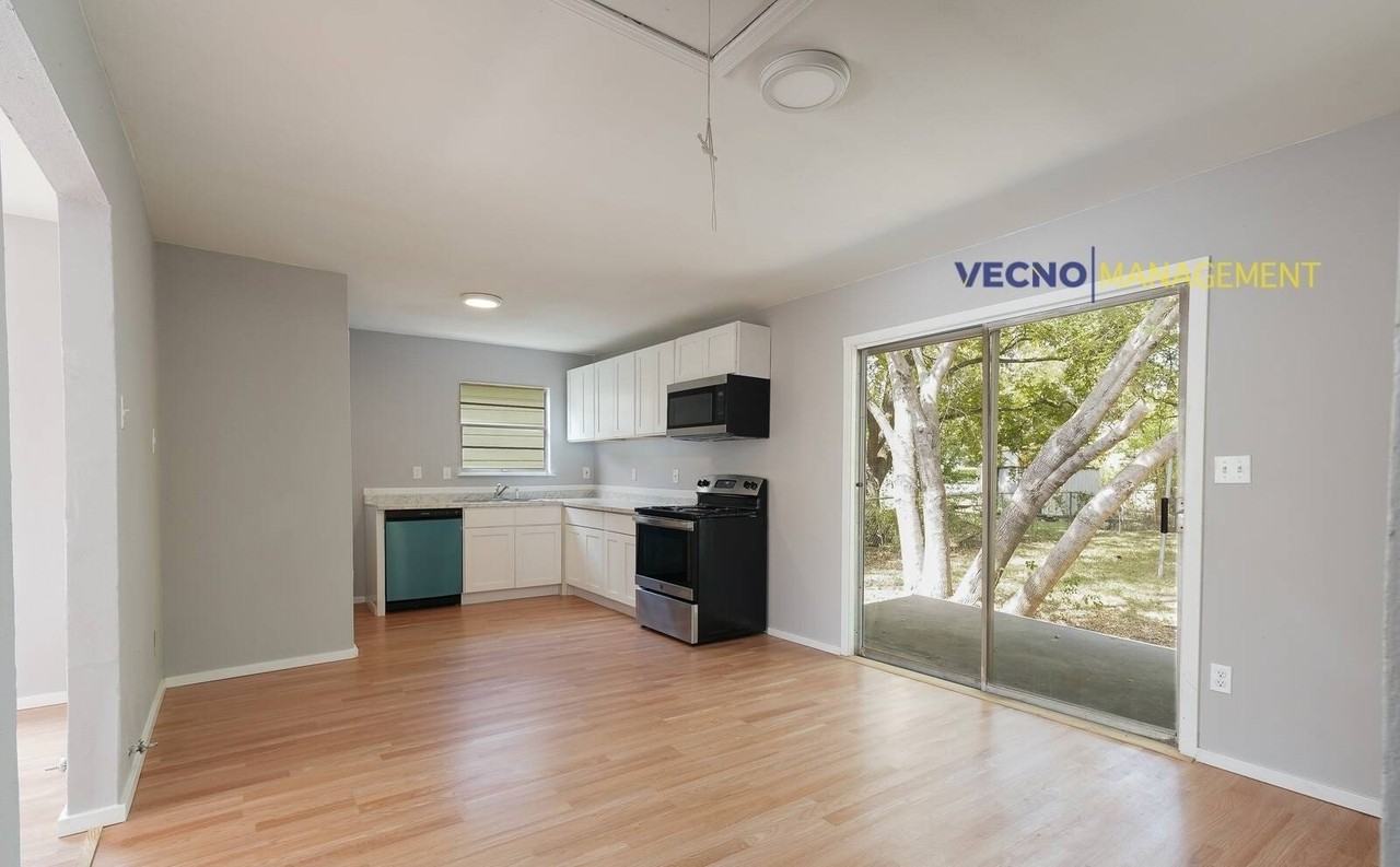 435 West Bedford Avenue - Photo 7 of 14