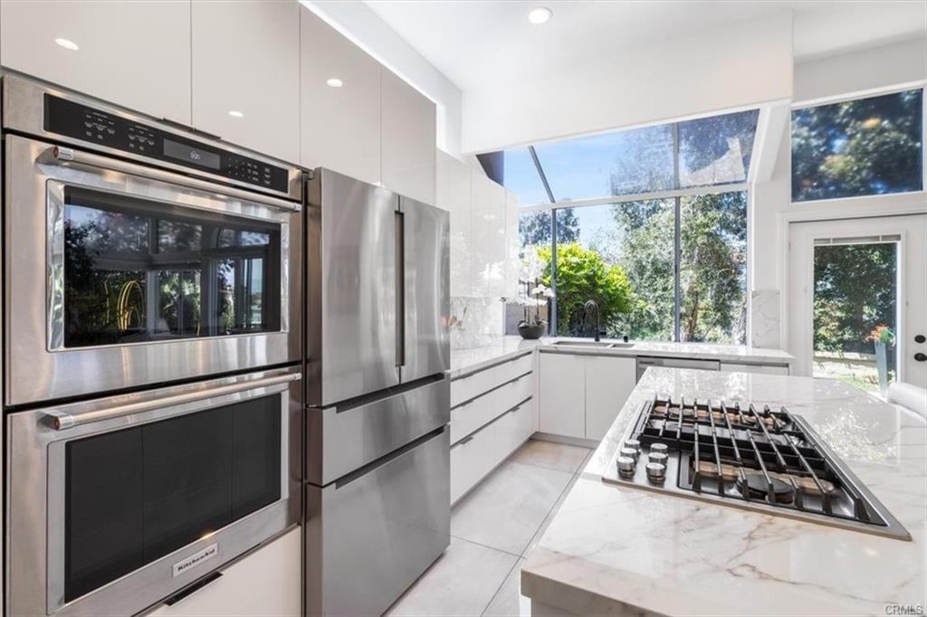 22721 Las Brisas Cir - Photo 3 of 7