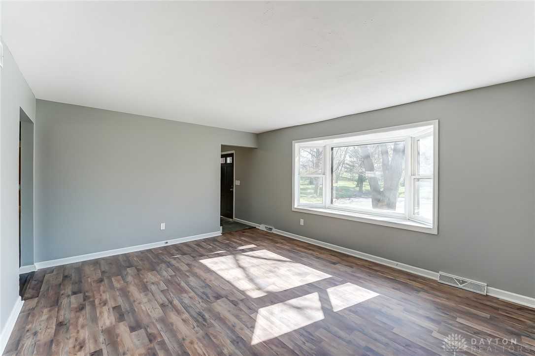 801 Wicklow Ln - Photo 3 of 27