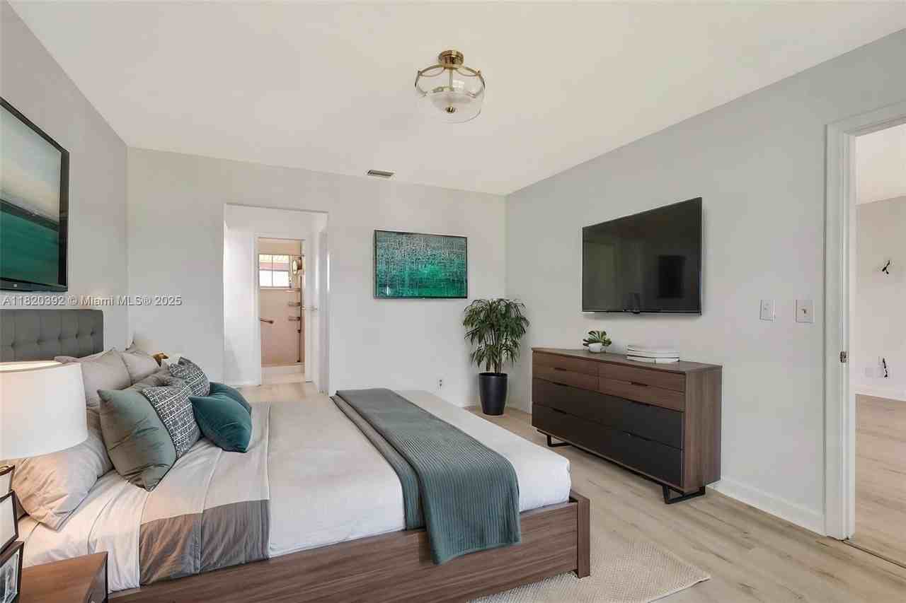 5540 Tamberlane Cir - Photo 4 of 21