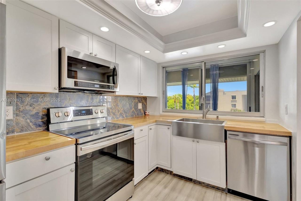 5540 Tamberlane Cir - Photo 5 of 21