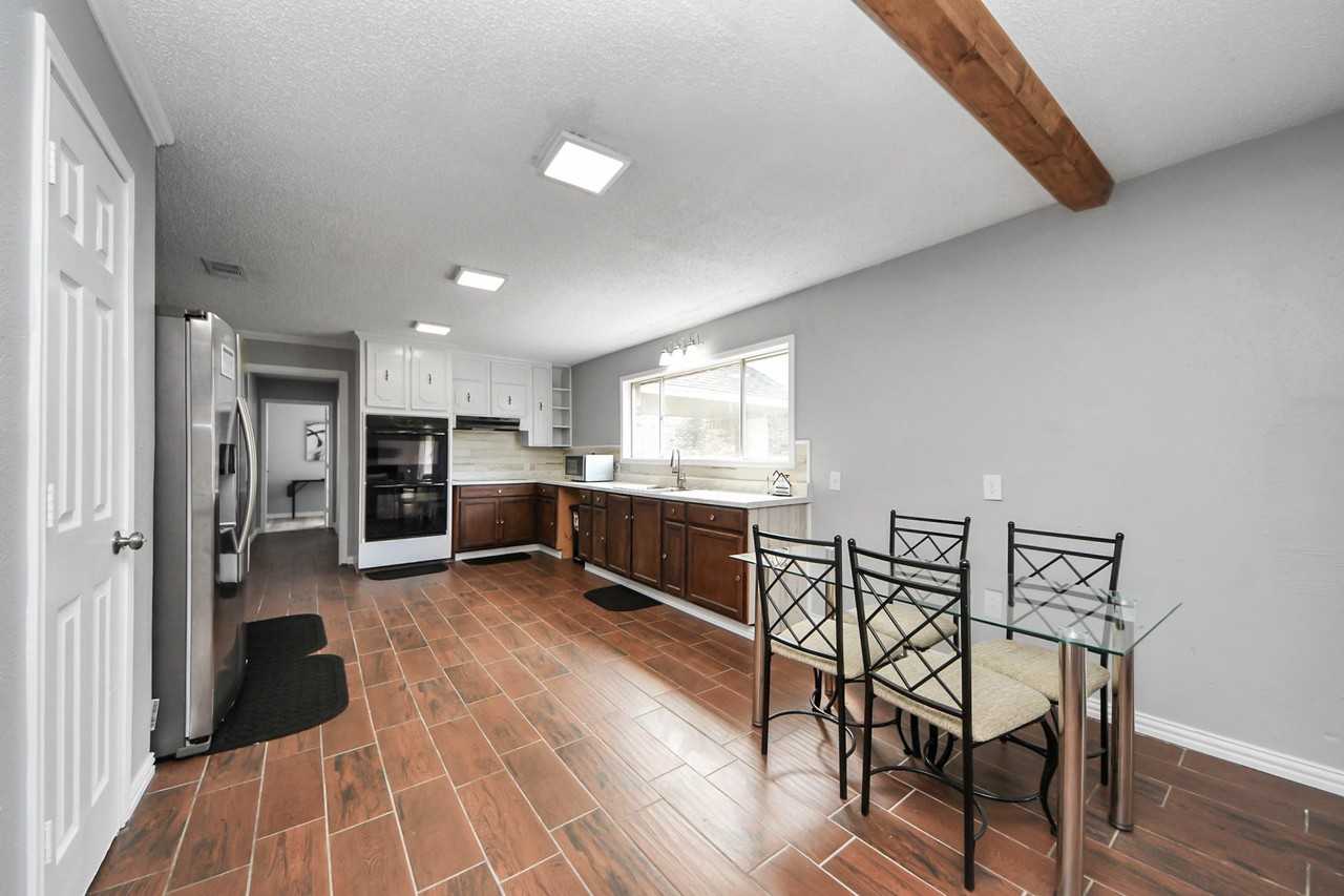 Frostwood Cir - Photo 4 of 17