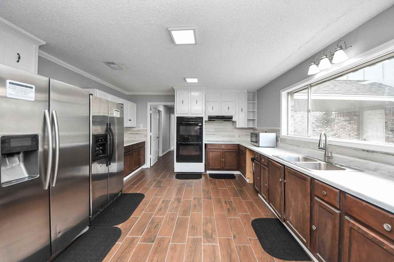 Frostwood Cir - Photo 6 of 17