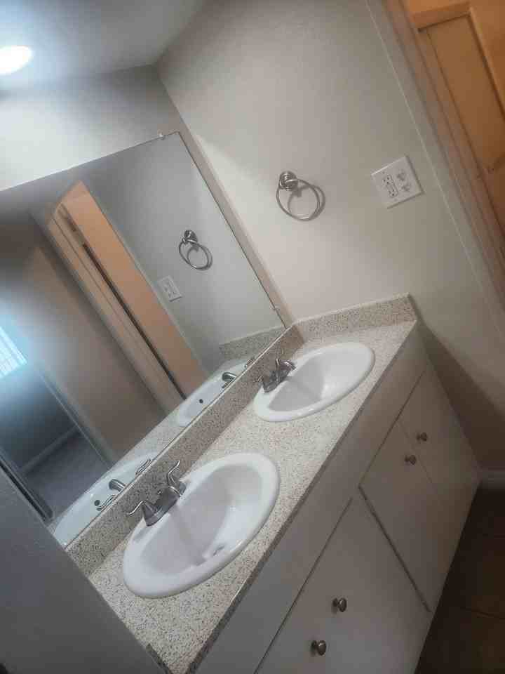 901 N Walnut St #Q - Photo 7 of 12