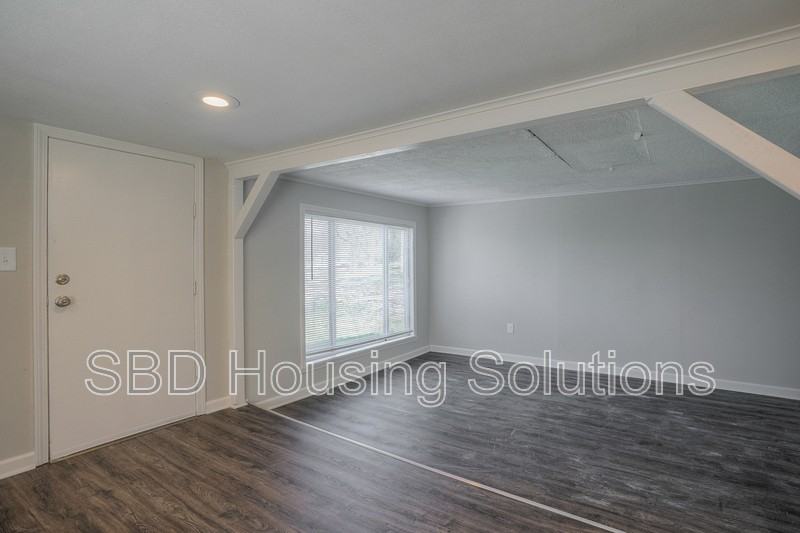 815 S Main Rd - Photo 2 of 10