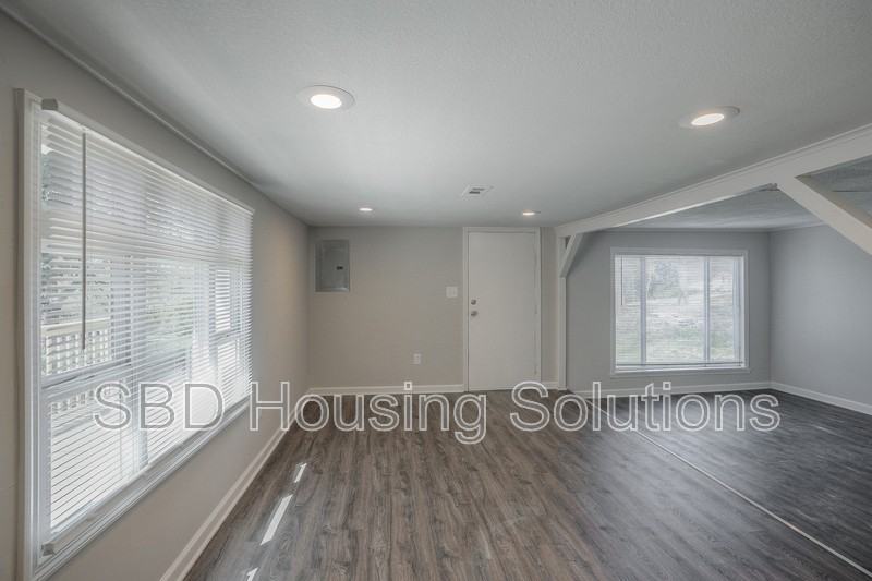 815 S Main Rd - Photo 3 of 10