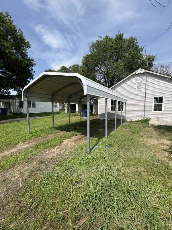 221 N Walnut - Photo 2 of 12