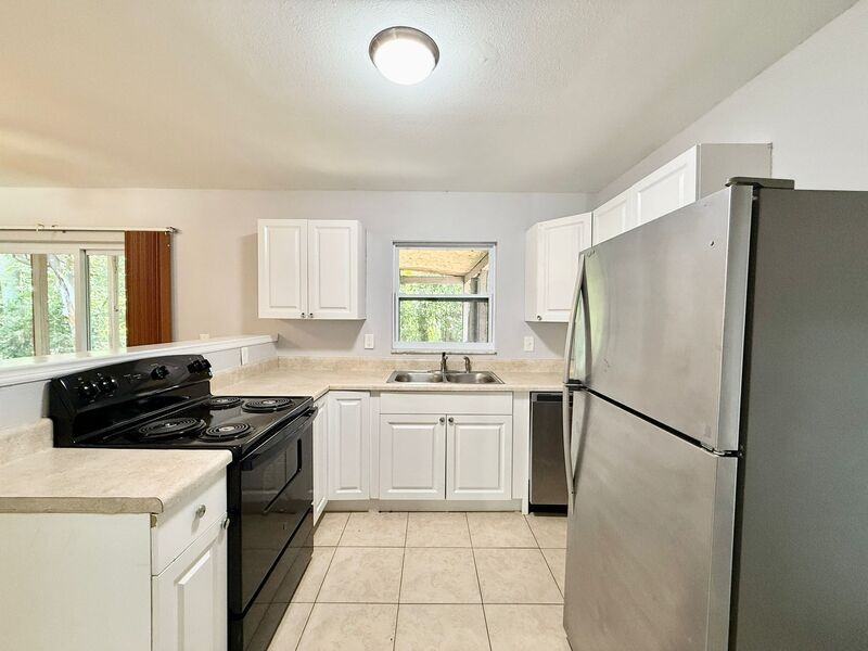 15657 Waverly St - Photo 5 of 46