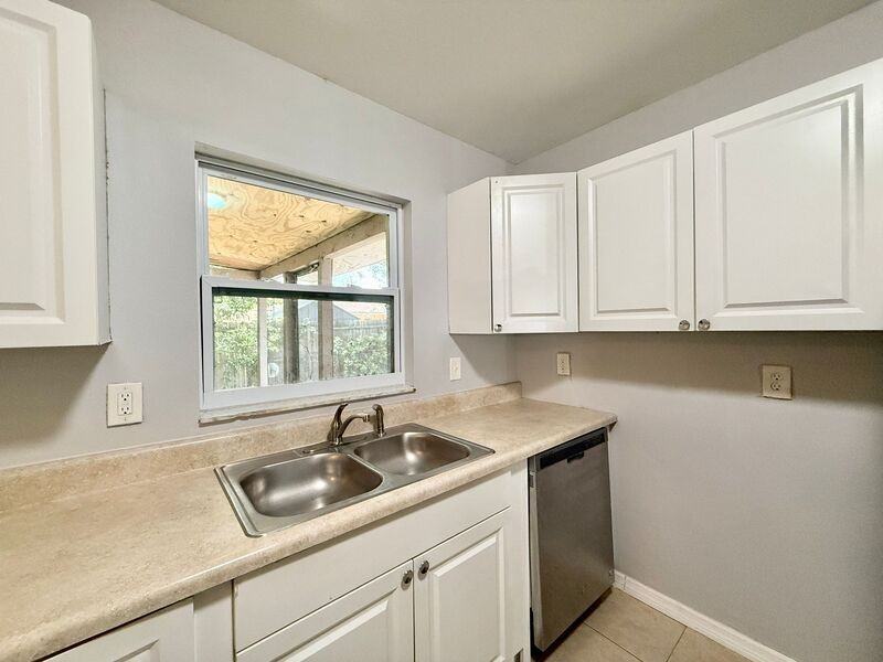 15657 Waverly St - Photo 6 of 46