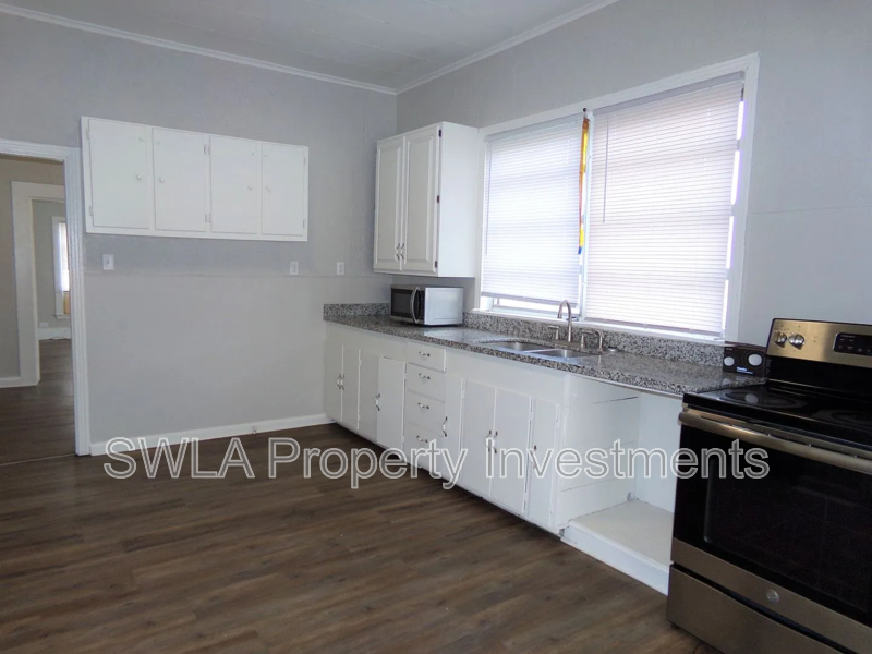 222 E Thomas St - Photo 2 of 9