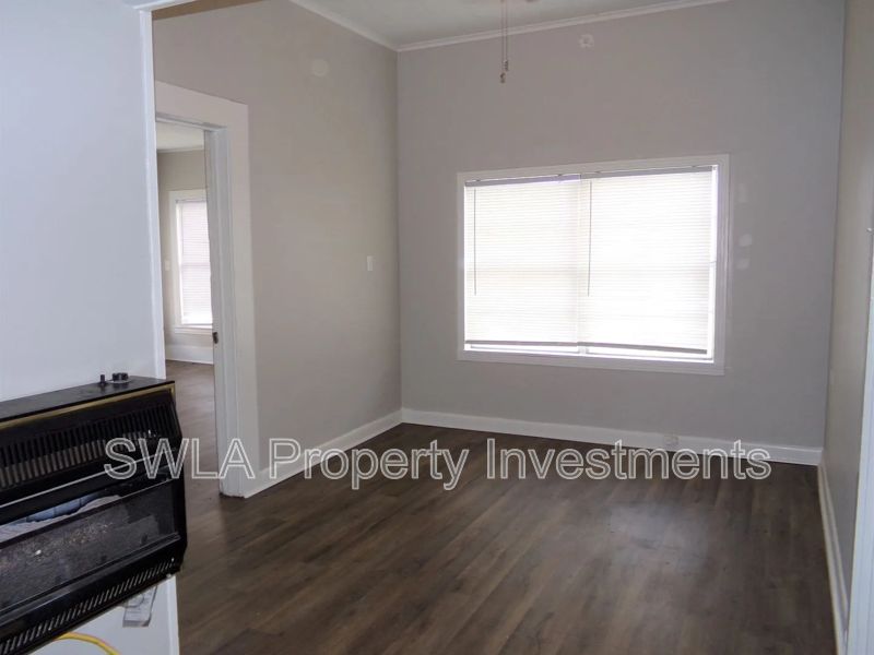 222 E Thomas St - Photo 4 of 9