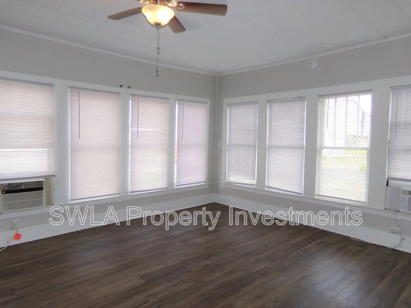 222 E Thomas St - Photo 5 of 9