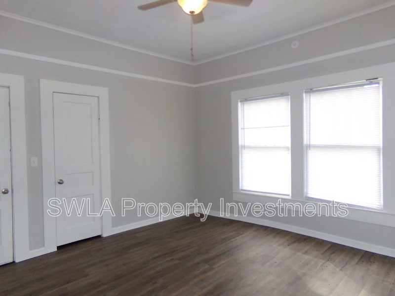 222 E Thomas St - Photo 6 of 9