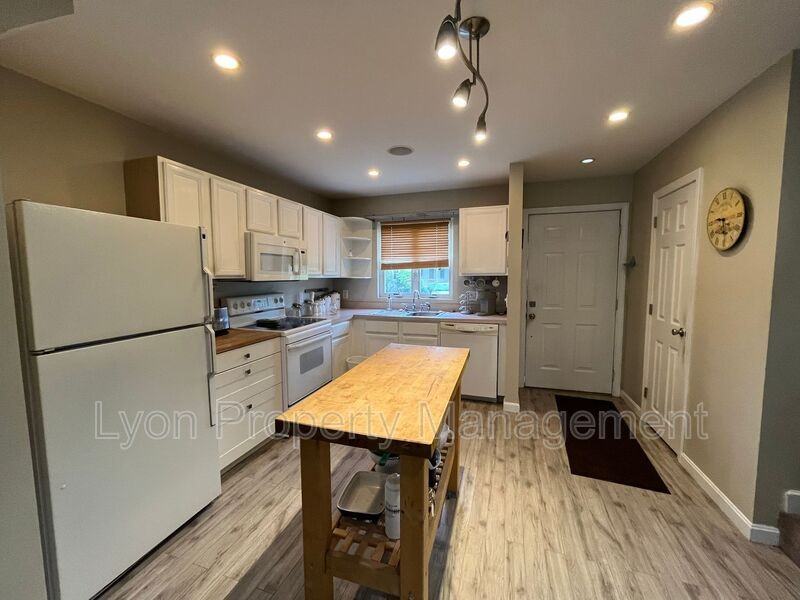 192 Fairway Dr - Photo 3 of 17