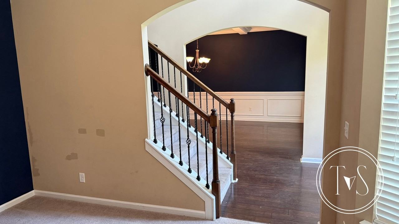 639 Red Oak Ln - Photo 7 of 34