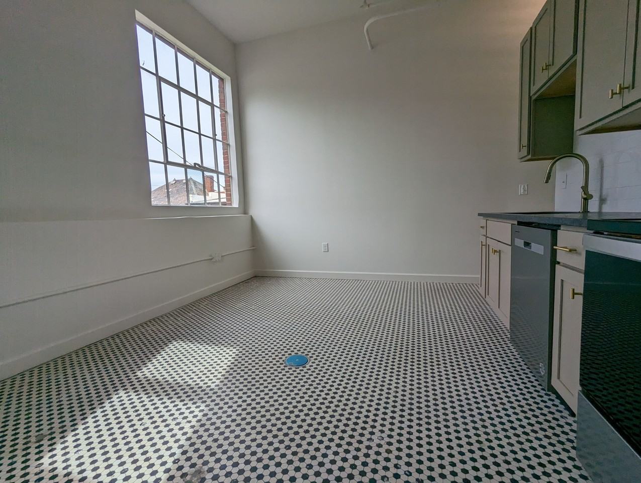 305 6th Street - Photo 5 of 12