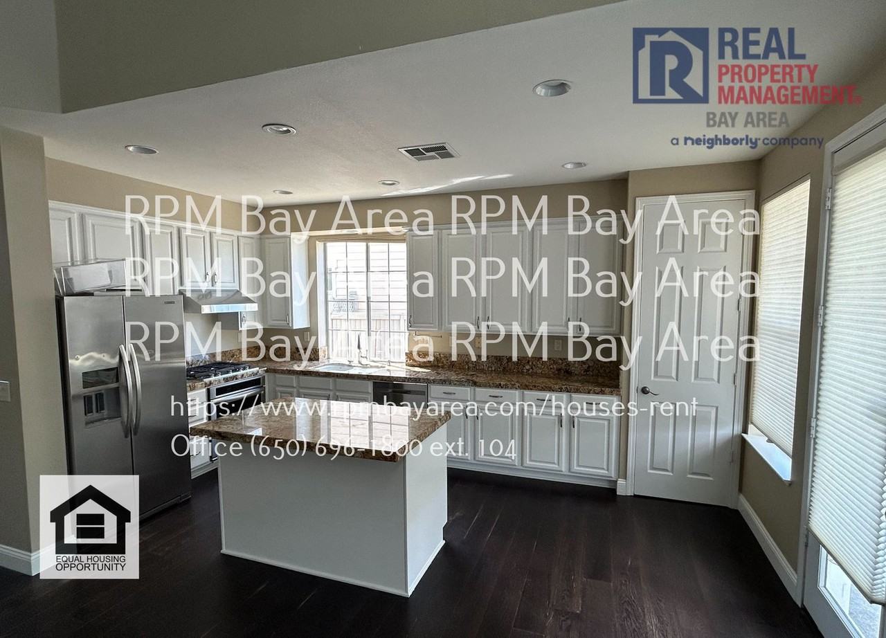 250 Biarritz Ct - Photo 4 of 31