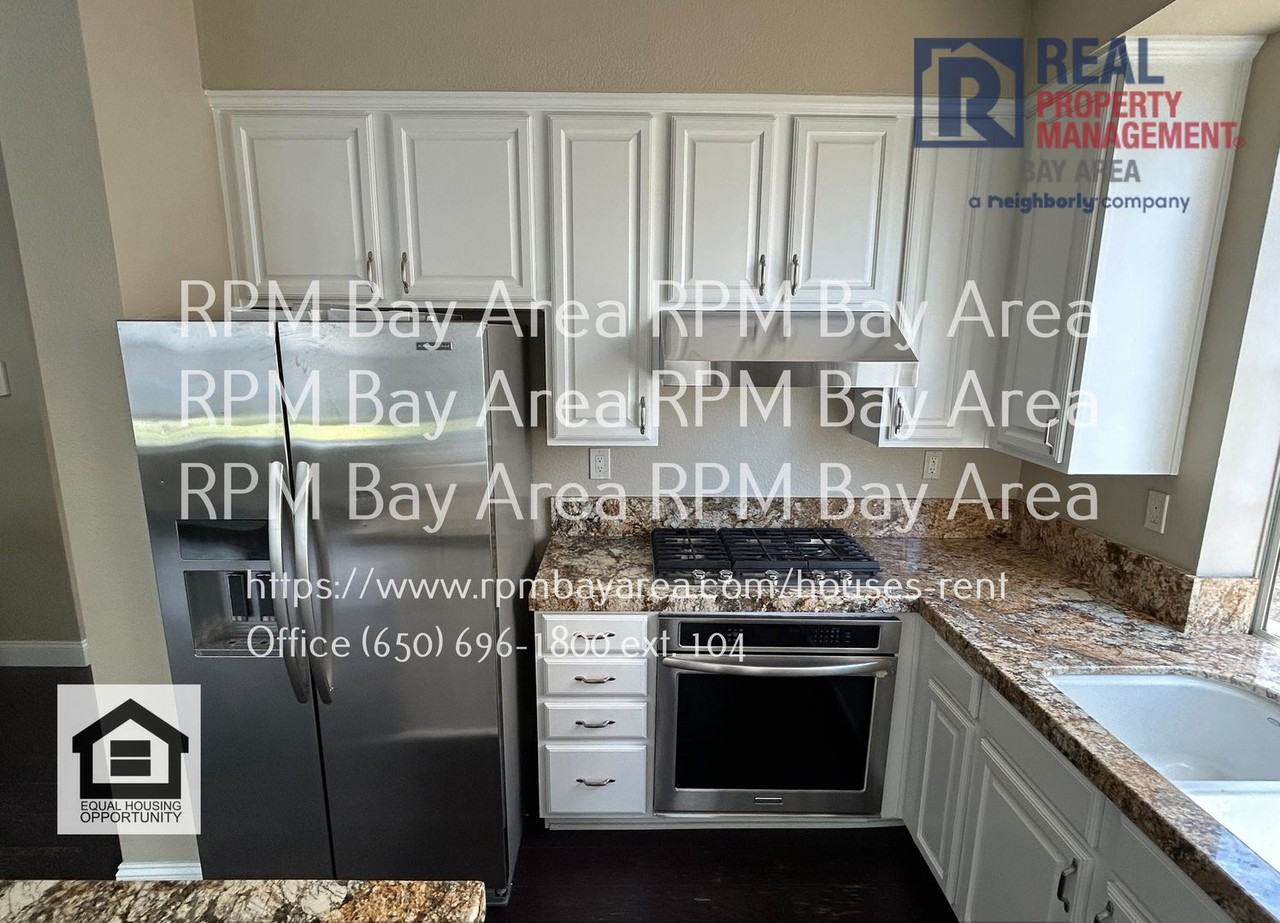 250 Biarritz Ct - Photo 5 of 31