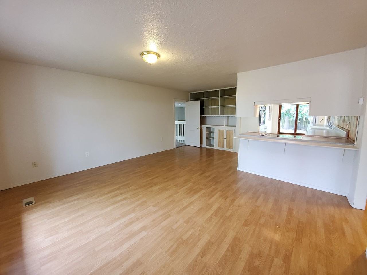 2005 Main St Se - Photo 5 of 24