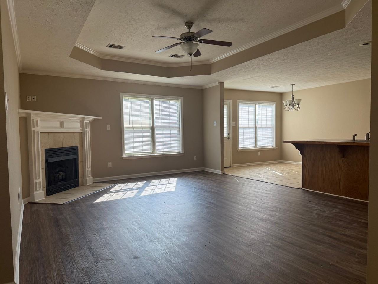 2404 2404 Canterbury Court - Photo 2 of 19