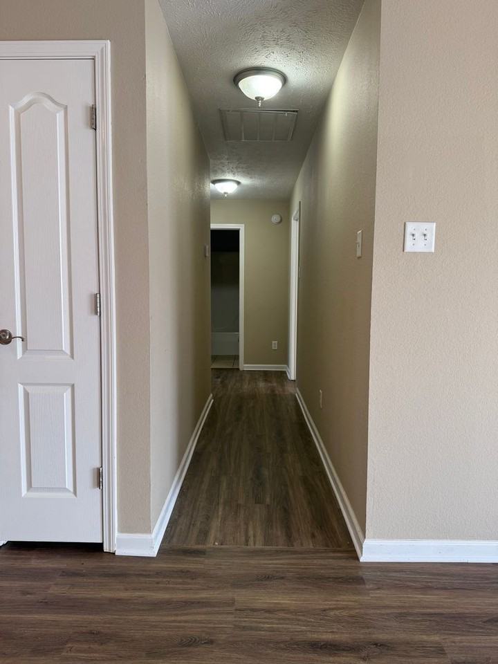 2404 2404 Canterbury Court - Photo 3 of 19