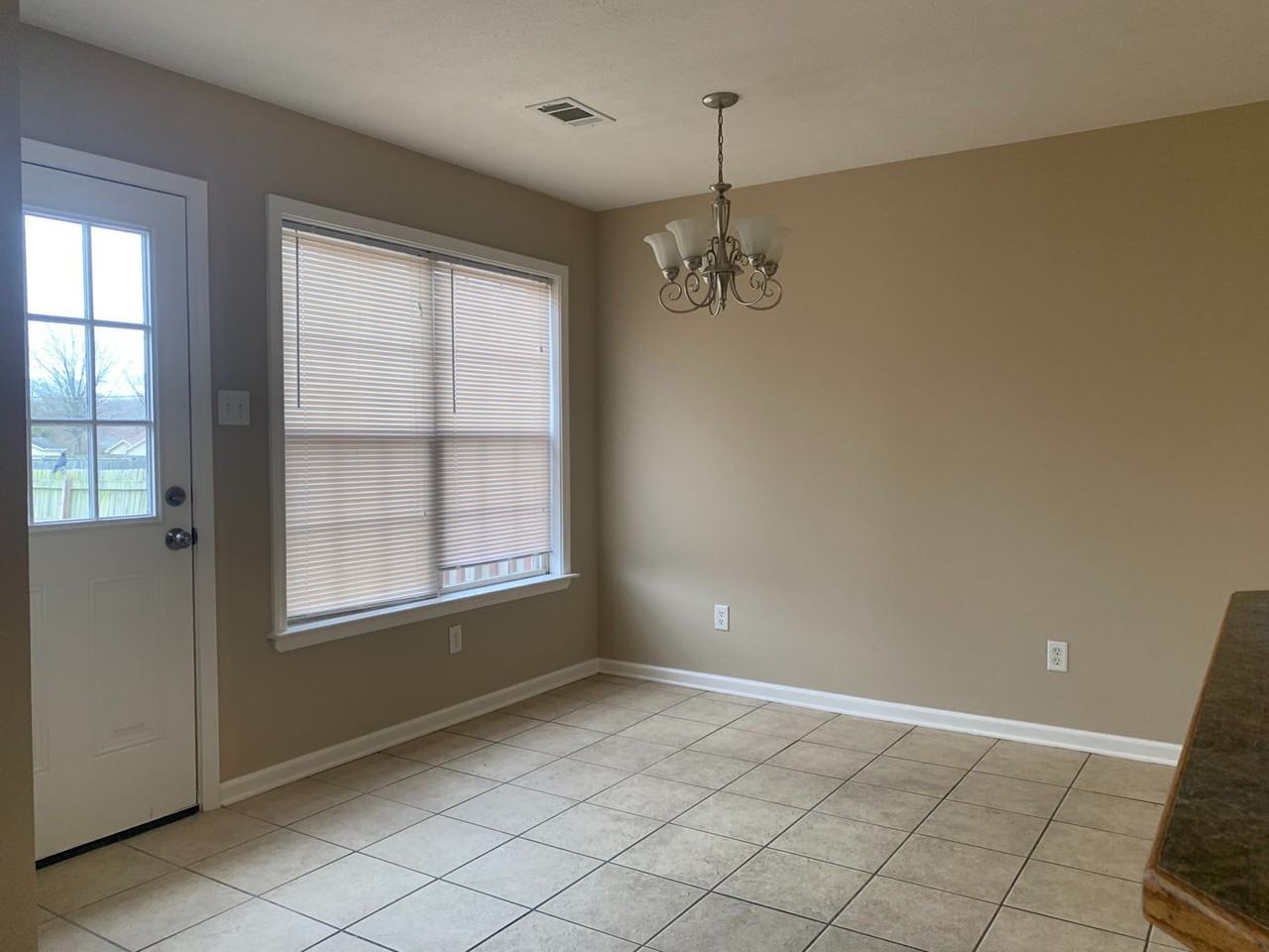 2404 2404 Canterbury Court - Photo 4 of 19