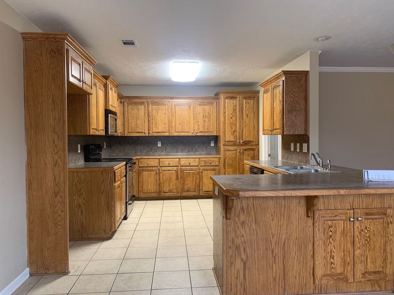 2404 2404 Canterbury Court - Photo 5 of 19