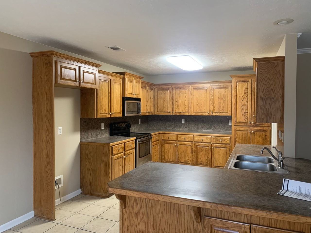 2404 2404 Canterbury Court - Photo 6 of 19