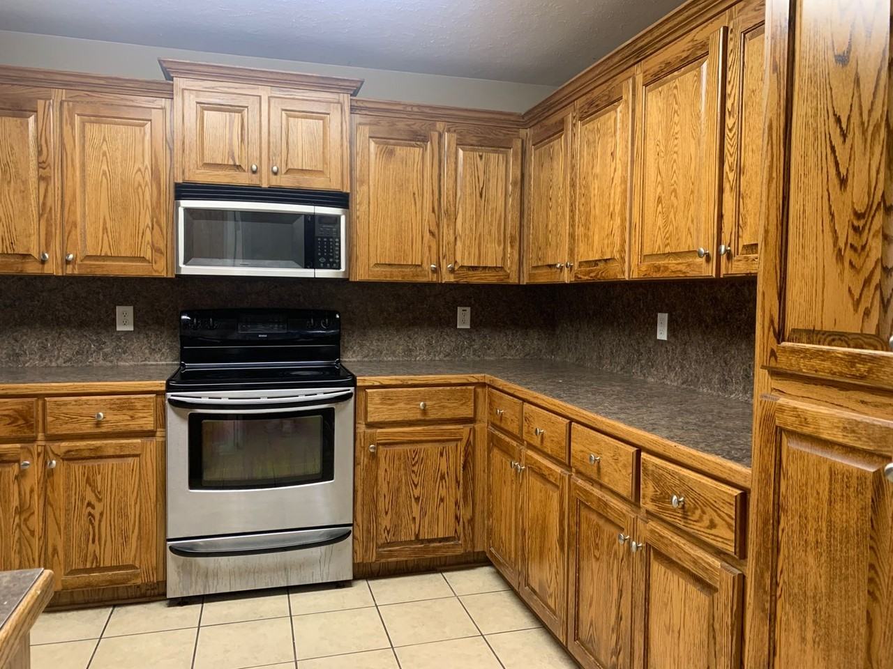 2404 2404 Canterbury Court - Photo 7 of 19