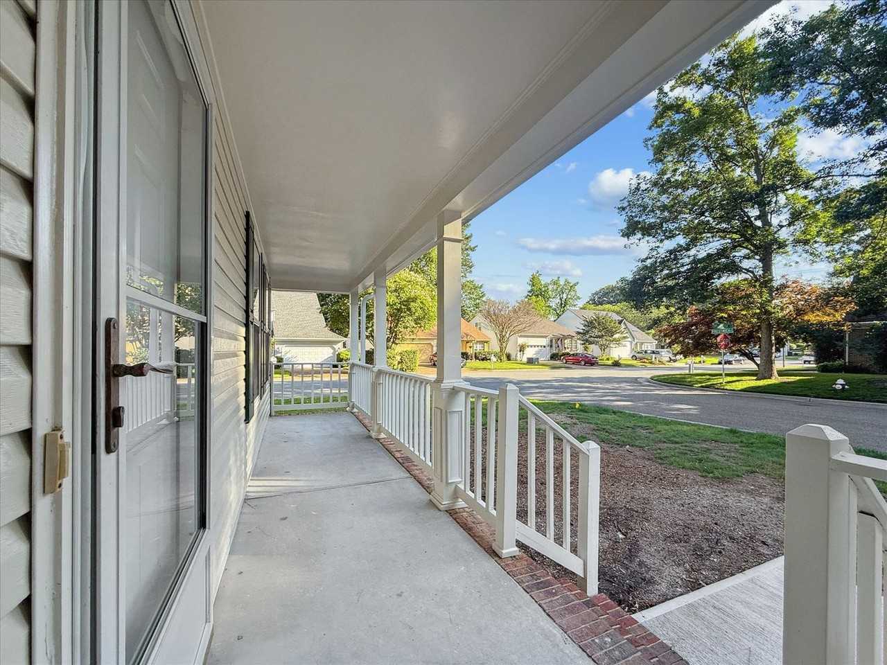 901 Prestwick Ln - Photo 3 of 26