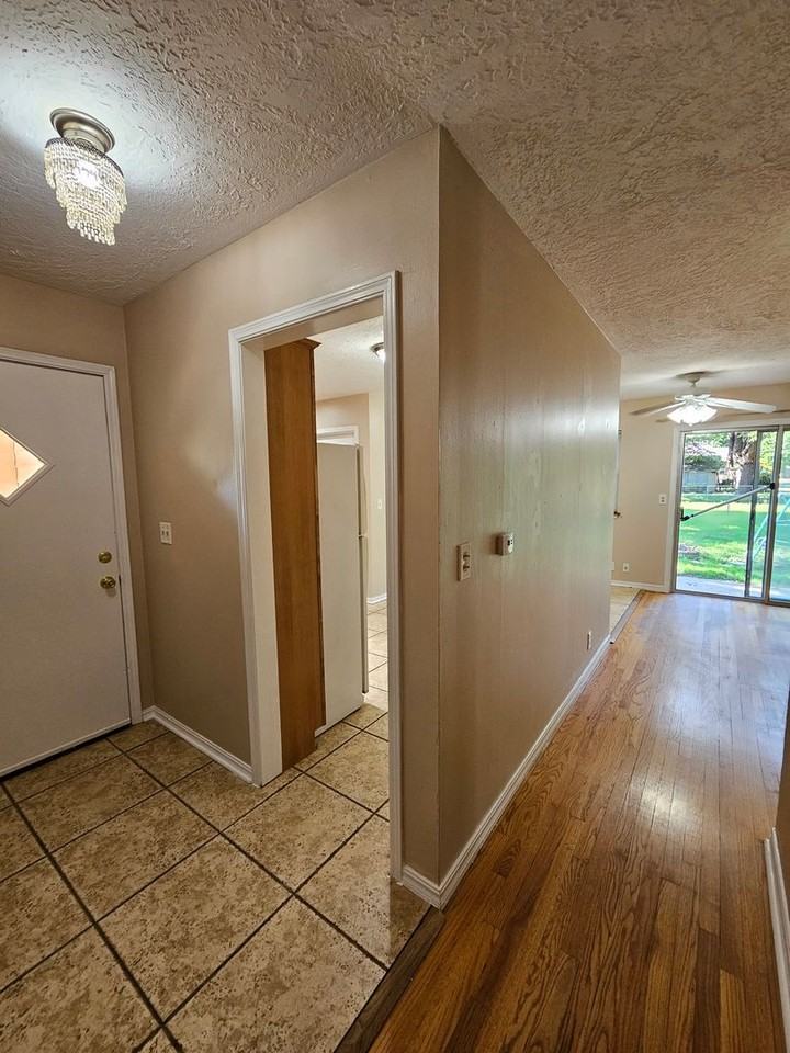 917 W Symmes St - Photo 2 of 17