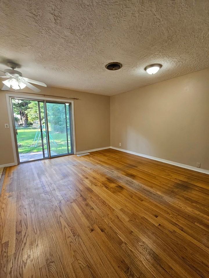 917 W Symmes St - Photo 3 of 17