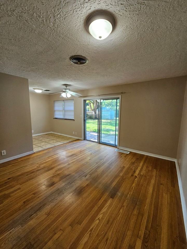 917 W Symmes St - Photo 4 of 17