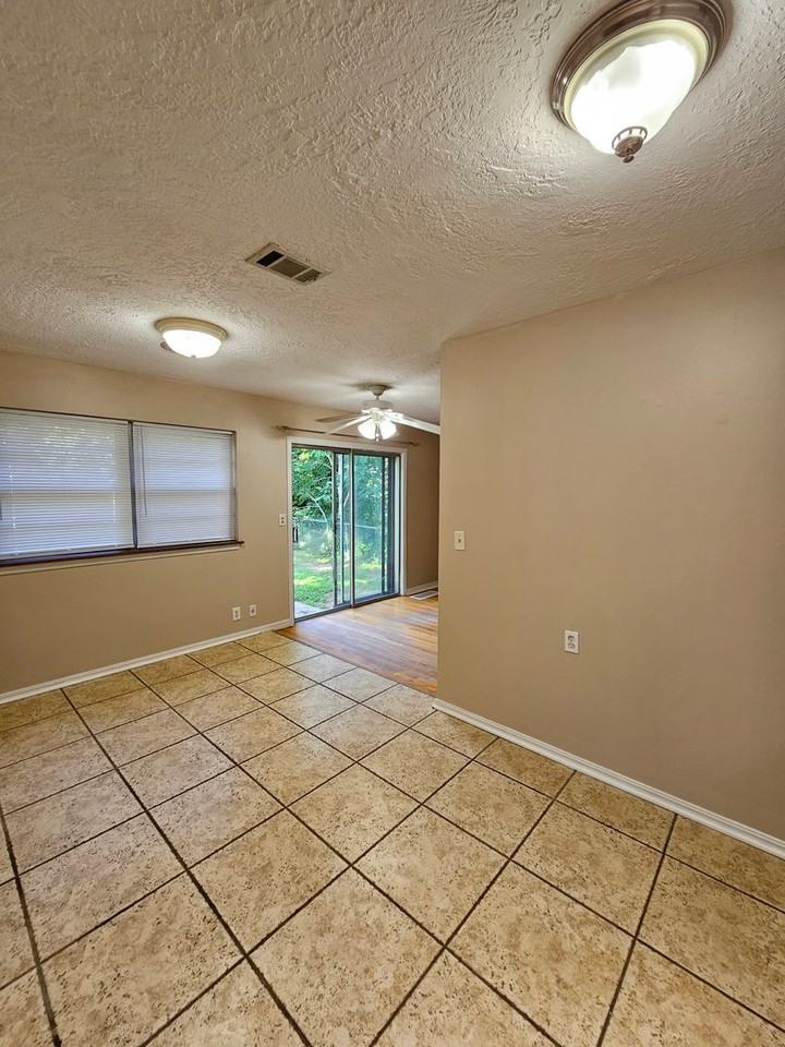 917 W Symmes St - Photo 5 of 17
