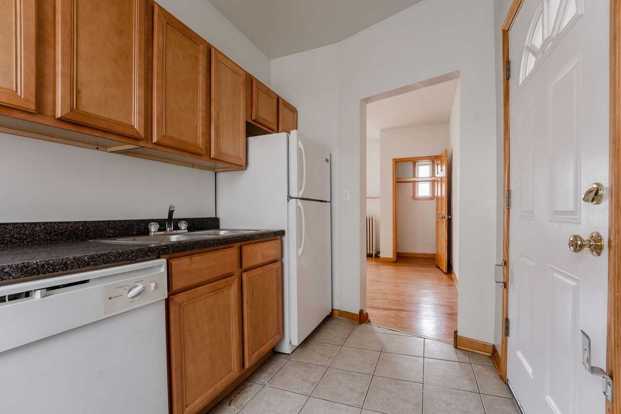 2620 W Gunnison St #3 - Photo 5 of 14