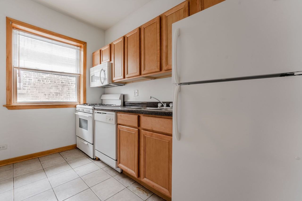 2620 W Gunnison St #3 - Photo 6 of 14