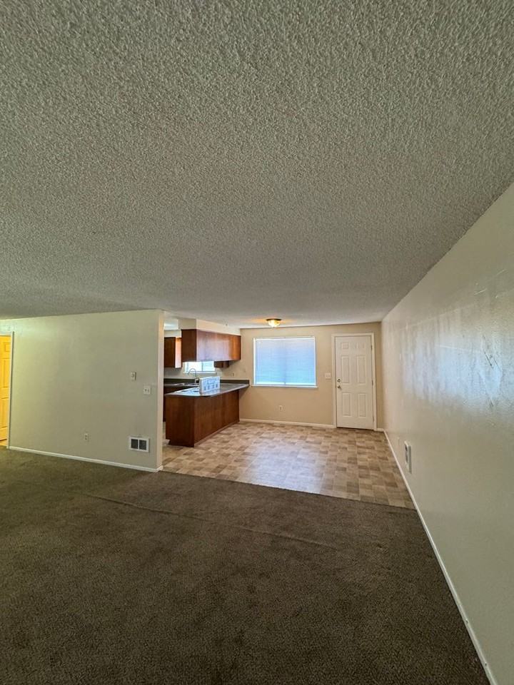 320 Ne Hill St - Photo 2 of 17