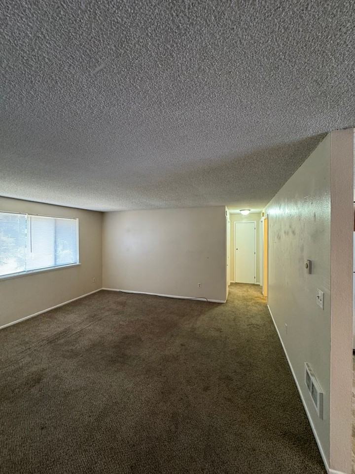 320 Ne Hill St - Photo 3 of 17